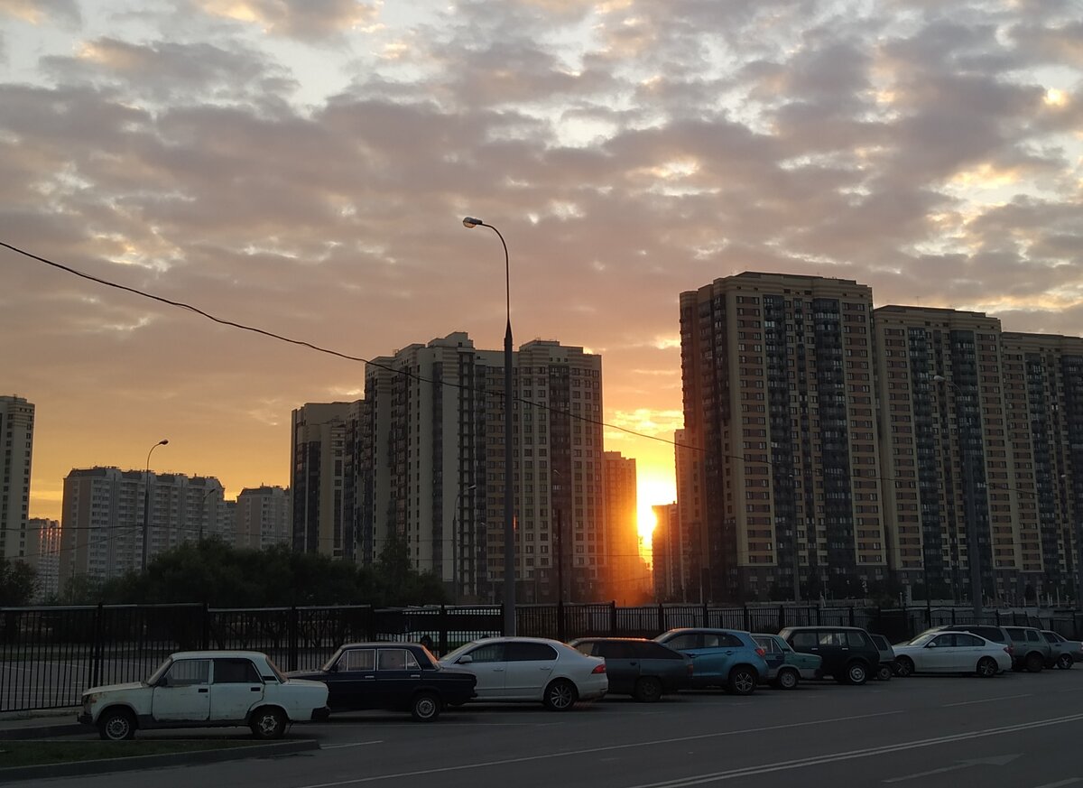 Закат в "каменных джунглях" столицы, наш спальный район