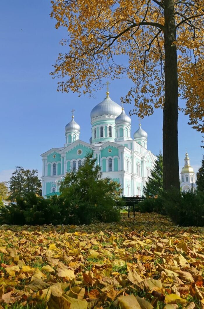 Осеняет святого. Осеняет святого. Осеняет святого. Сергиев посад лавра осень. Осеняет святого.