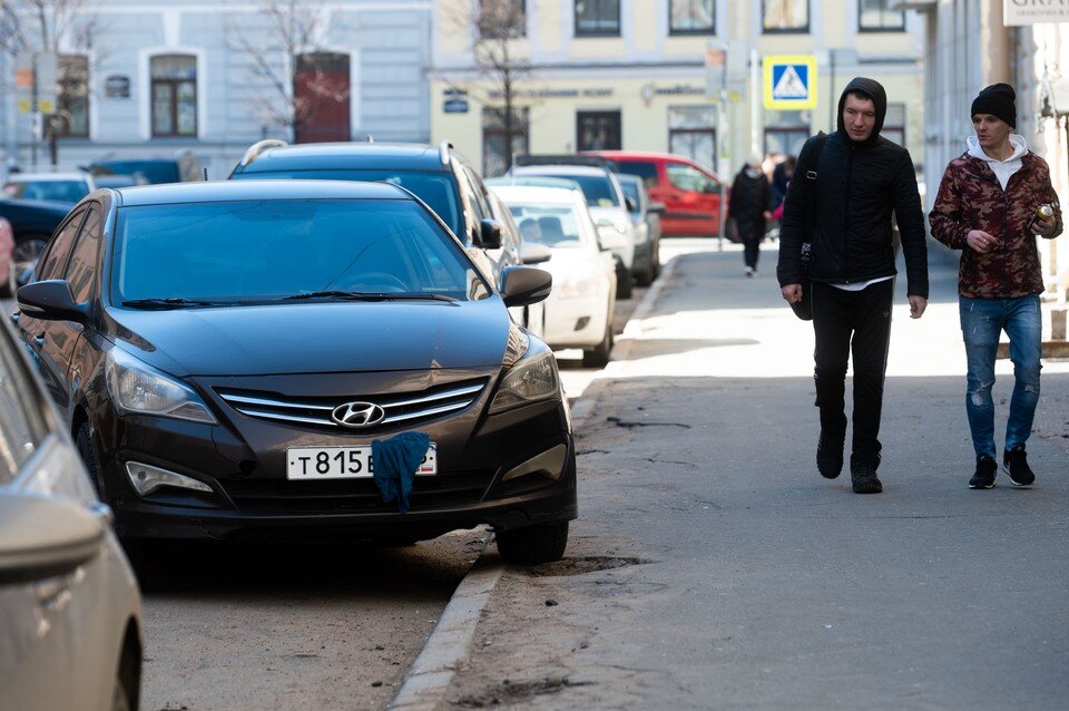    Пока штрафы положены только тем, кто разъезжает на авто с закрытыми номерами. Парковок этот пункт административного кодекса еще не коснулся. Юлия ПЫХАЛОВА