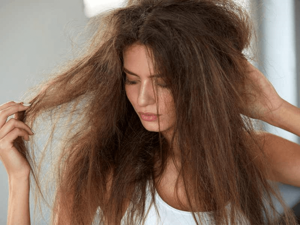 Почему волосы пушатся и как их от этого отучить