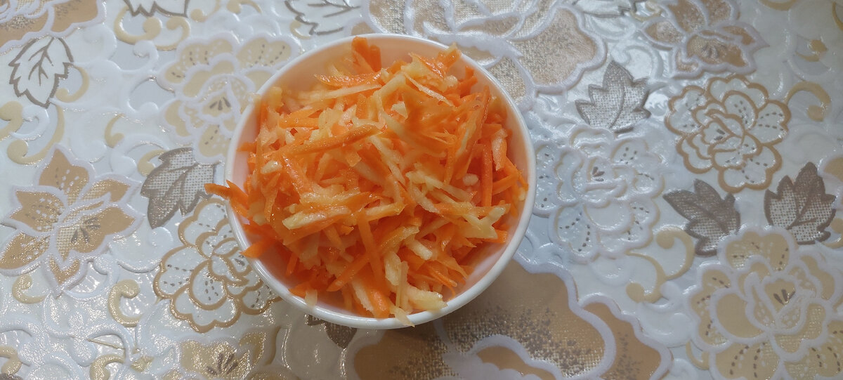 Морковно-яблочный салат 