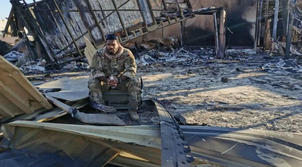 Американский морпех на обломках того, что было крупнейшей авиабазой США "Аль-Асад" в географическом центре Ирака после атаки 10 тактических ракет "Fateh-110" в рамках операции "Мученик Сулеймани". Фото АР