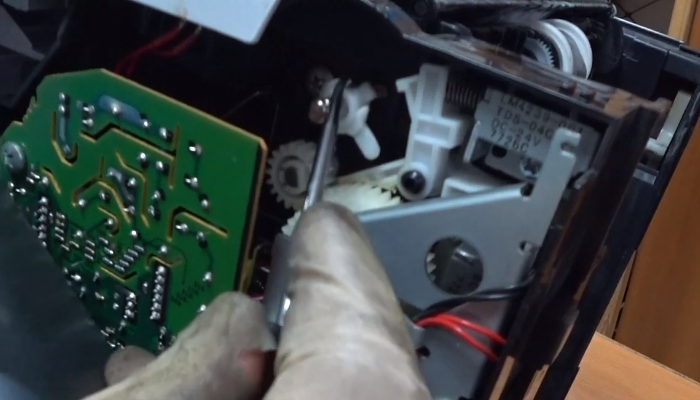 Фото 32. Очистили резиновую поверхность роликов и установили их в каретку