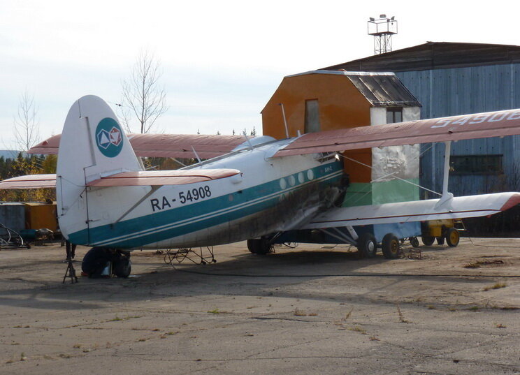 Периодическое техобслуживание Ан-2 в "тепляке"