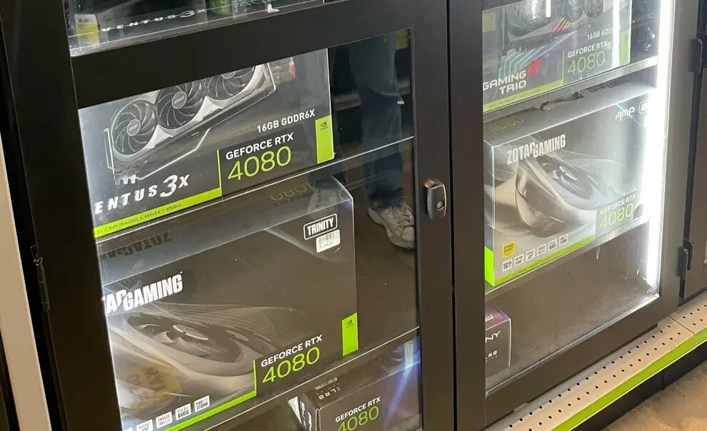 Несмотря на более скромные поставки, GeForce RTX 4080 продается с трудом, а потребители лучше покупают RTX 4090.

Напомним, рекомендуемая цена RTX 4080 составляет 1199 долларов. Для сравнения, за GTX 1080 после запуска нужно было заплатить 549 долларов США, а за её преемника - 699 долларов. Такая же цена была установлена для RTX 3080.

Возможно, потребители хотят дождаться выхода видеокарт серии RX 7000 от AMD.