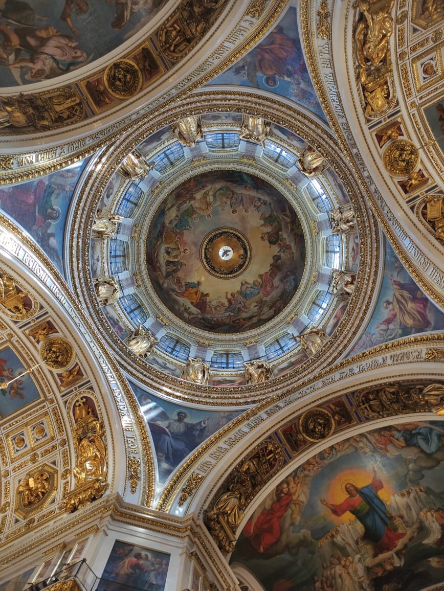 Голубь под куполом Исаакиевского собора