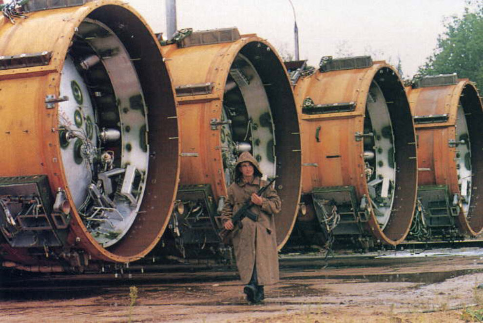 Горбачев и Рейган подписывают договор о разоружении. Эти ядерные ракеты СССР подлежали уничтожению на выделенные американские деньги. 