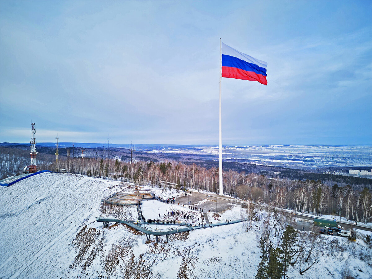    Самый большой государственный флаг России развевался над Красноярском недолго