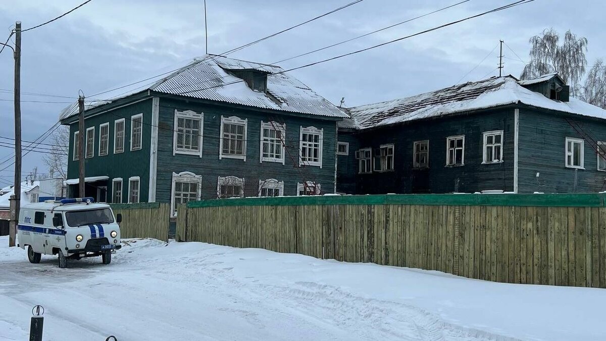     Деревянное здание центрального военкомата на ул. Рябиновой в Братске Иркутской области получило существенные повреждения в результате ночного пожара. Второй этаж практически выгорел.