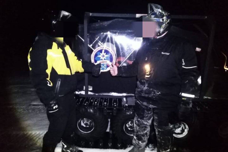     Двое мужчин на снегоходах провалились под лед на Ладожском озере / Фото: Аварийно-спасательная служба ЛО