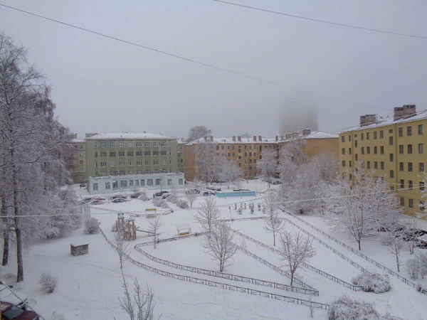Это мой двор. Даже странно - я смотрю из окна - день , а во дворе ни одного человека.. Доили.. Всё закрыто  заборчиками, чтобы ни вправо ни влево, только по дорожке и вон там небольшая площадка для детей  с идиотской горкой, и для спортсменов, вдруг кто-то  из  пенсионеров захочет размяться!)) Вон там  на заднем  плане высокий в  24 этажа дом - покрыт облаком.. Как они там живут?