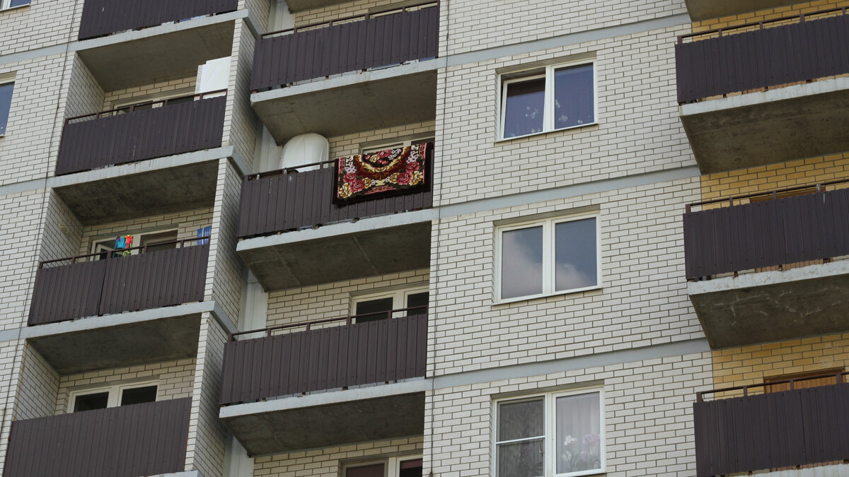     В Сургуте женщина висела на балконе 14-го этажа многоквартирного жилого дома на улице Крылова.