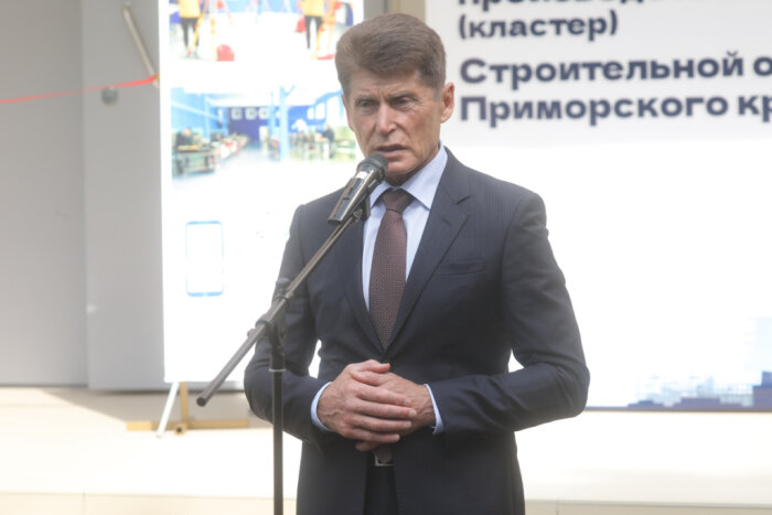 Фото: правительство Приморья. Олег Кожемяко поздравил будущих строителей с началом учебы   