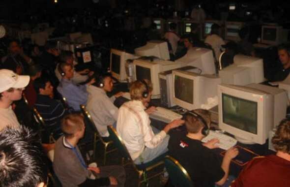 Турнир по Counter-Strike 1.6, Россия, примерно 2000 год.(фотография взято из открытого доступа).