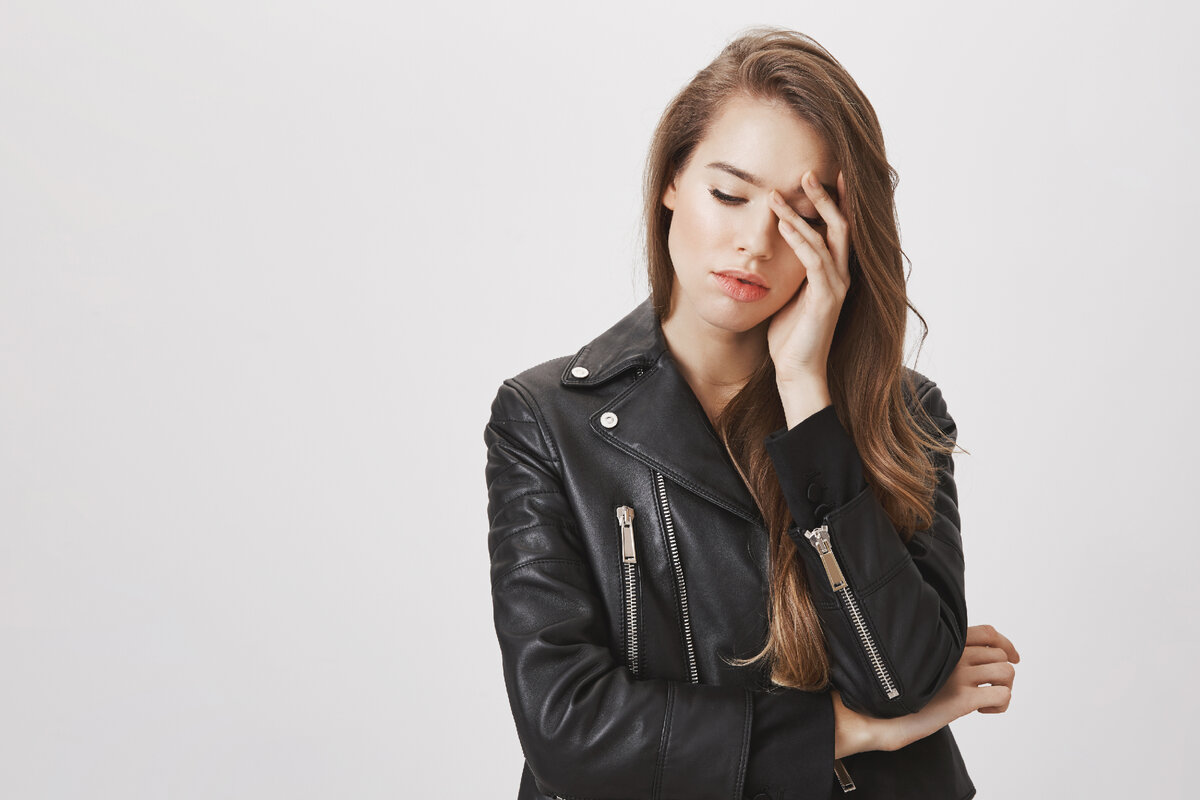 <a href="https://ru.freepik.com/free-photo/tired-woman-in-leather-jacket-look-down-facepalm-upset_9475791.htm#query=%D0%BA%D1%80%D0%B0%D1%81%D0%B8%D0%B2%D0%B0%D1%8F%20%D1%83%D1%81%D1%82%D0%B0%D0%B2%D1%88%D0%B0%D1%8F%20%D0%B6%D0%B5%D0%BD%D1%89%D0%B8%D0%BD%D0%B0&position=26&from_view=search&track=ais">Изображение от cookie_studio</a> на Freepik