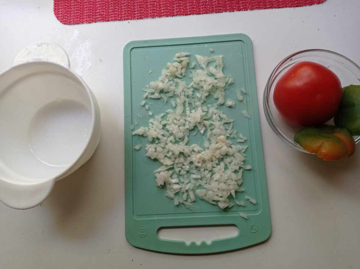 НАРЕЗАЮ МЕЛКО ЛУК.  ЛИСТАТЬ ВПРАВО.