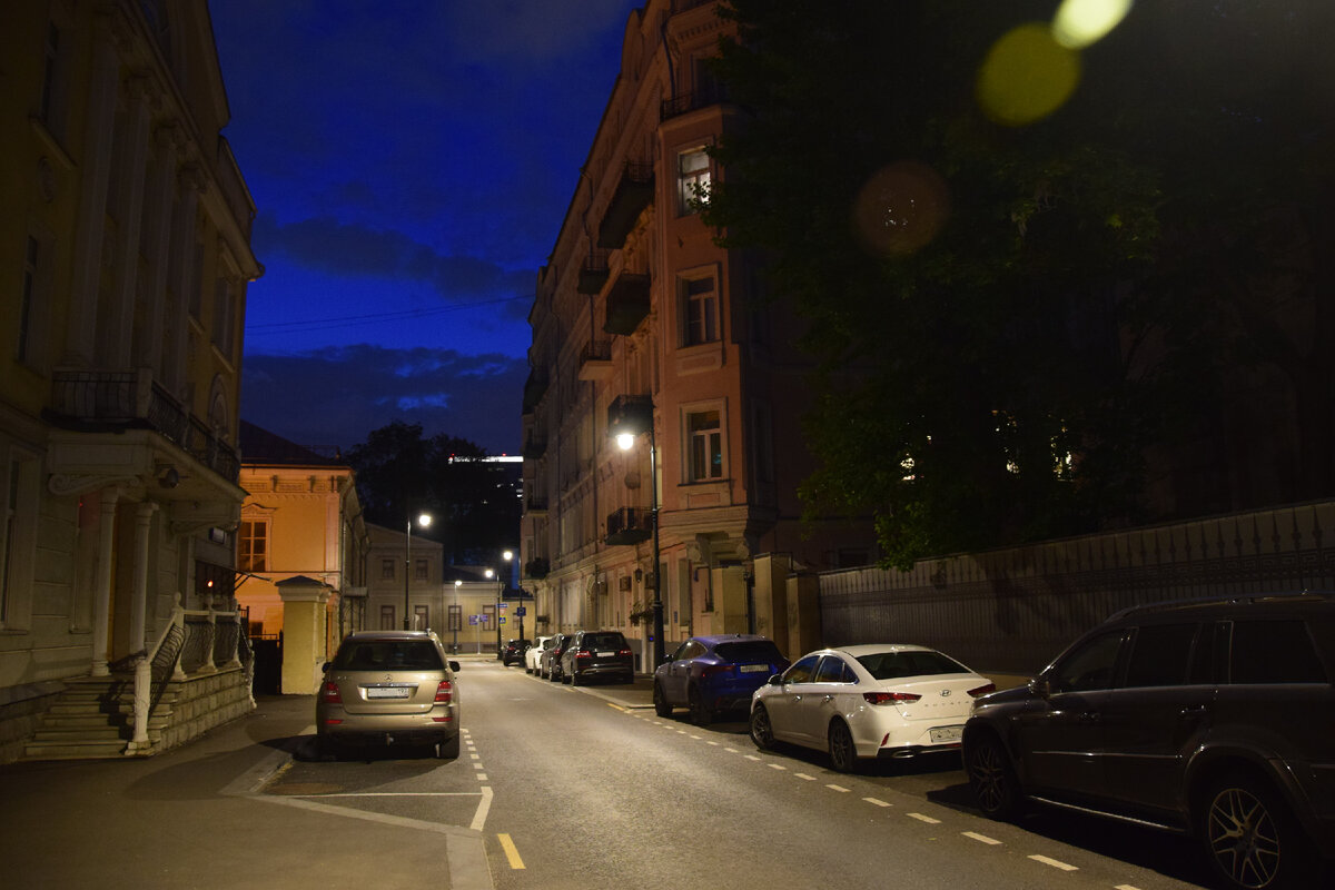 Малый Власьевский переулок. Вид в сторону Сивцева Вражка и Арбата. Фото автора канала "Приключения Тома Сойера".