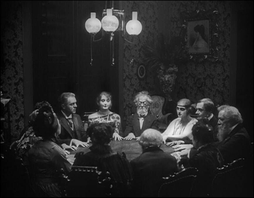 Сегодня вы узнаете, какие русские слова по происхождению могут быть на самом деле арабскими! Слово «алкоголь» оказалось в русском языке через европейские (немецкий или голландский).-3