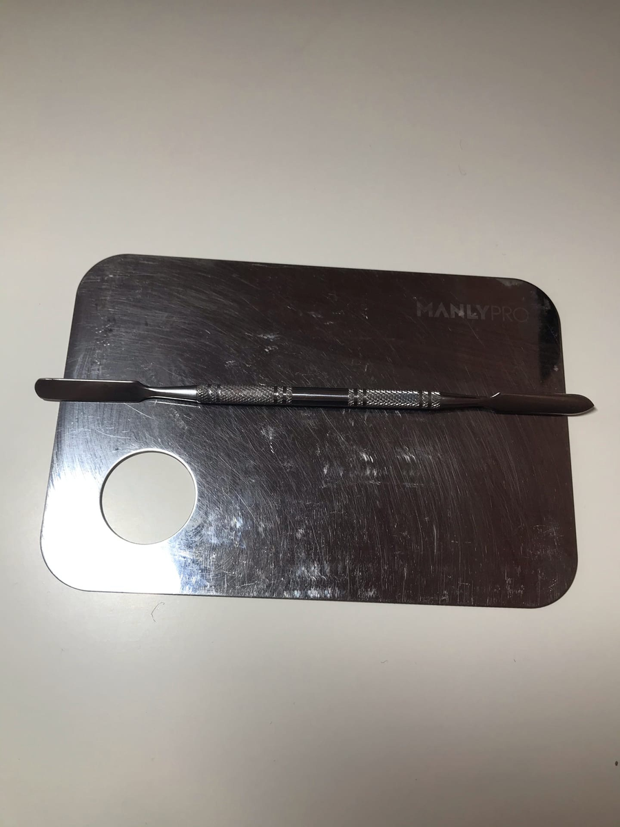 Так выглядит палитра. Обычно вместе с ней в наборе еще идет и шпатель. Шпателем, набираю продукт и переношу на палитру. 