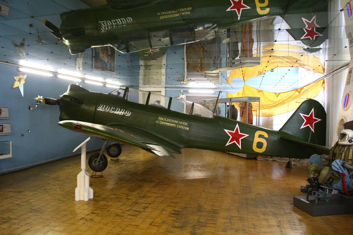 Самолет Як-18, с бортовым номером 6.                                                                                                           На этом самолете, в 1955 году, учился летать в аэроклубе ДОСАФ, первый космонавт земли, Юрий Гагарин. Всего таких самолетов, в СССР, было построено 3700 штук.