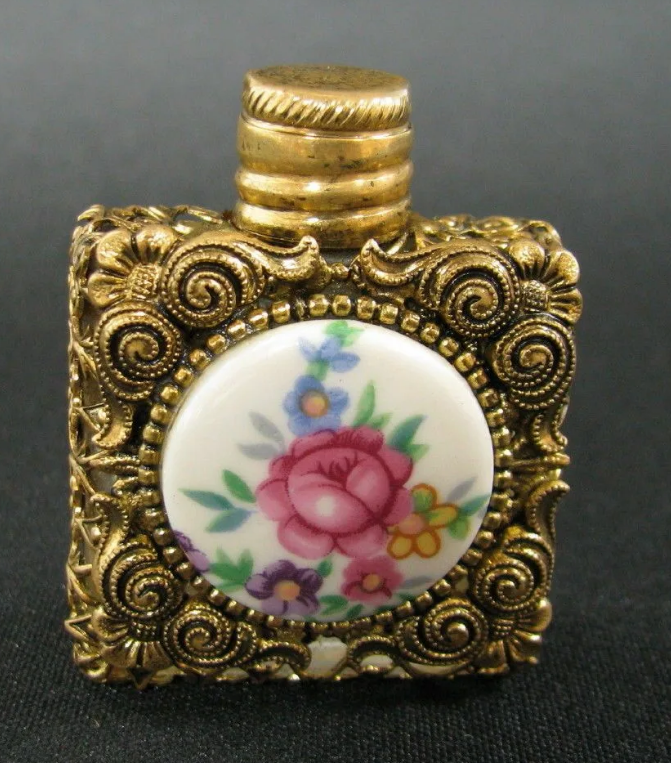 Флаконы ар деко. Красивые флаконы парфюма. Парфюмерный флакон лфз. Фаберже флакон для духов китаец. Винтажные флаконы для духов.