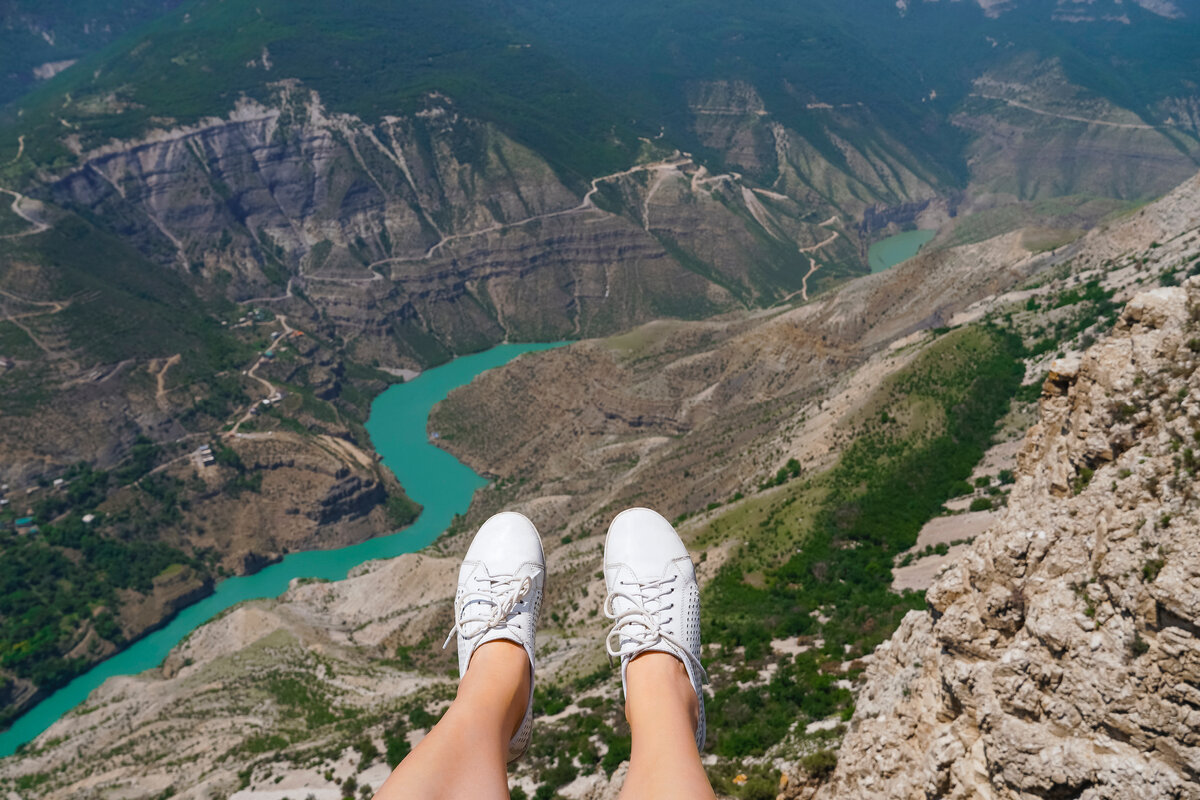 Сижу на обрыве, наслаждаюсь красотой Сулакского каньона. Фото автора