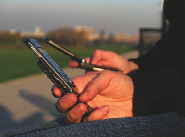 Всего пару лет назад люди могли спокойно звонить друг другу на домашний телефон один раз в несколько дней, не задумываясь о том, что их может кто-то активно искать. Сегодня в обществе наблюдается иная картина. Все люди постоянно связаны друг с другом с помощью мобильной связи и смартфонов. Они не представляют жизни без этого примечательного приспособления.