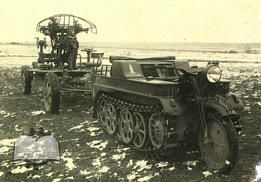 Трофейный Kettenkrad на испытаниях, 1942 год. Это та самая машина, что ныне стоит в парке  "Патриот".