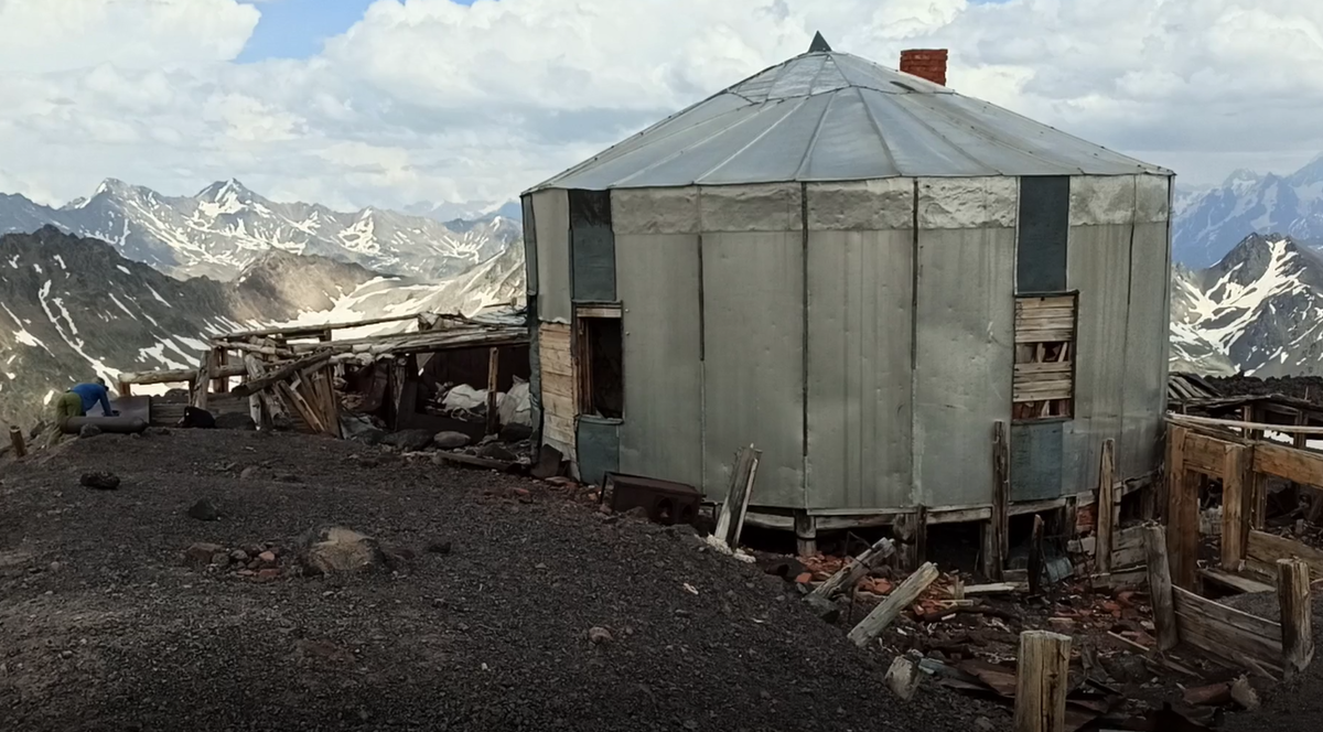 Бывшая ледовая станция МГУ на Эльбрусе