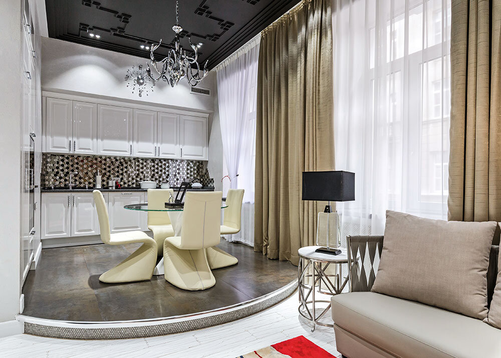 Кухня-столовая. Площадь — 10,3 м². Гарнитур — «Кухонный двор» (Россия). «Фартук» — Lantic Colonial (Испания). Люстра — Lightstar (Италия)