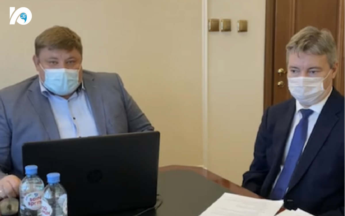 Мэр города Андрей Бородкин провел совместный прямой эфир с главным врачом Югорской городской больницы Андреем Маренко. Рост числа заболевших COVID-19 и вакцинация от опасного вируса – основная тема беседы.
