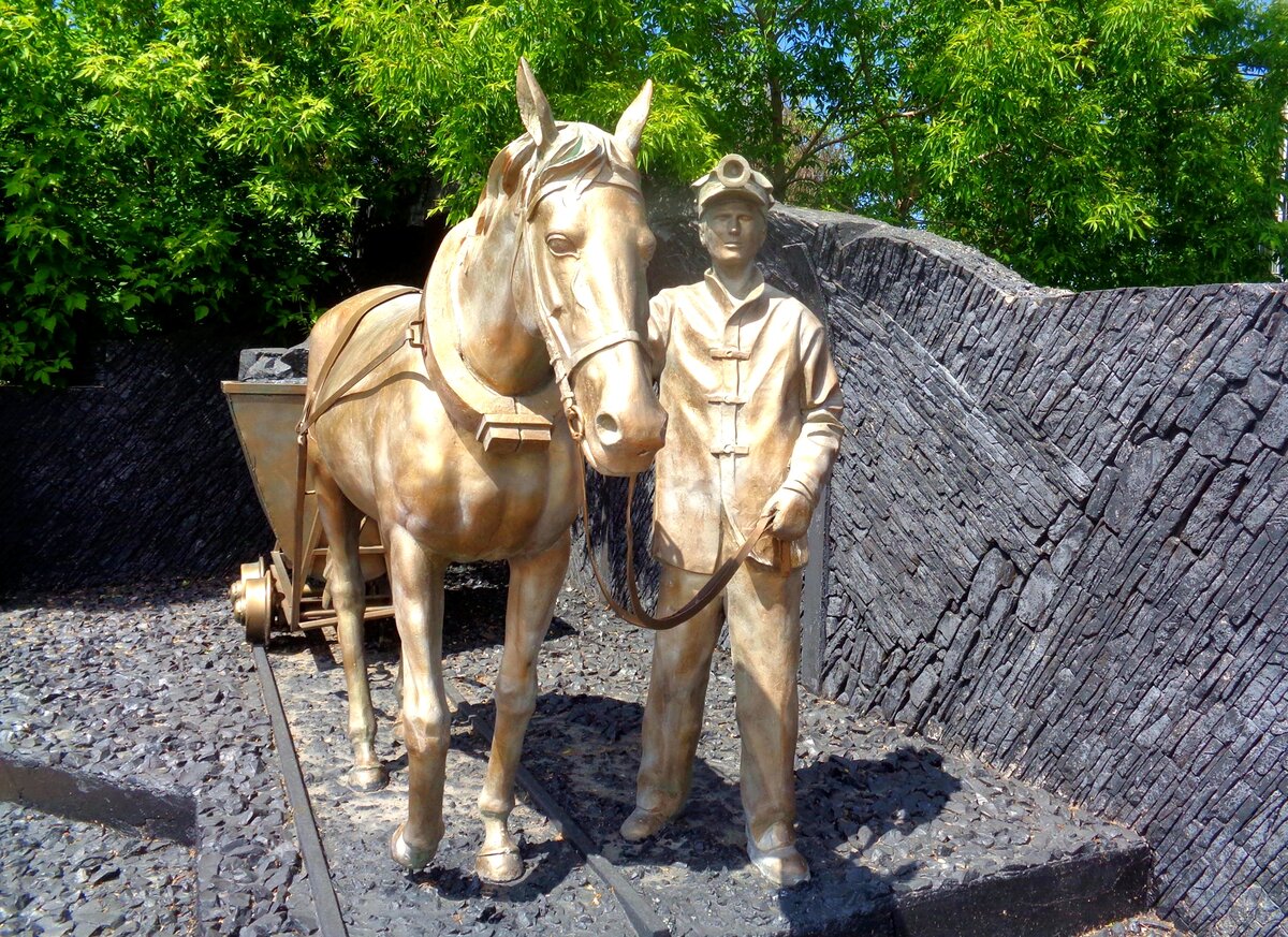 Скульптурная композиция "Коногон" в музее-заповеднике "Красная Горка"