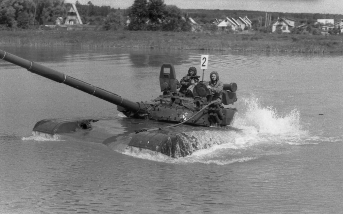 Преодоление брода на танке Т-72Б1, ДЗ снята. Учебный центр КВТИУ, пос. Гореничи, конец 1980-х