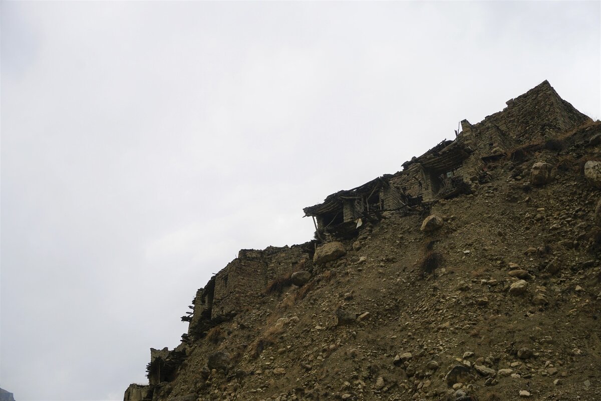 Дома буквально нависают над пропастью