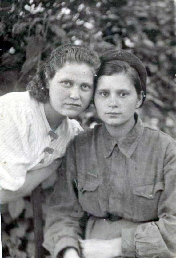 Лидия Михайловна (справа) с подругой. 10.06.1943 г. город Горький (Нижний Новгород)