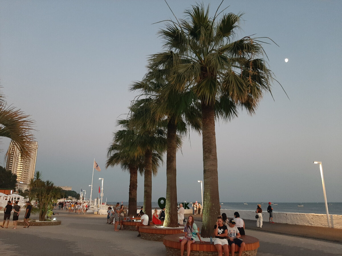 Краснодарский край - очень популярное направление для отдыха в этом году. Набережная Сочи. Фото автора.