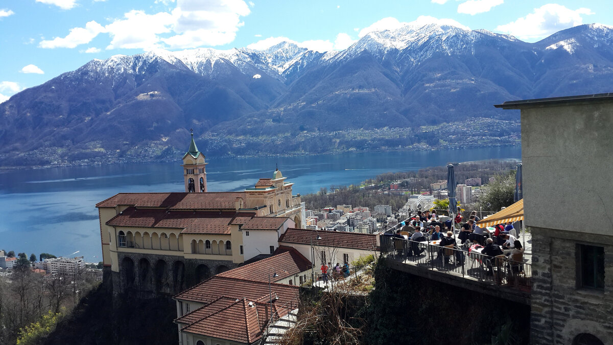 Справа открытая веранда ресторана, который над пропастью