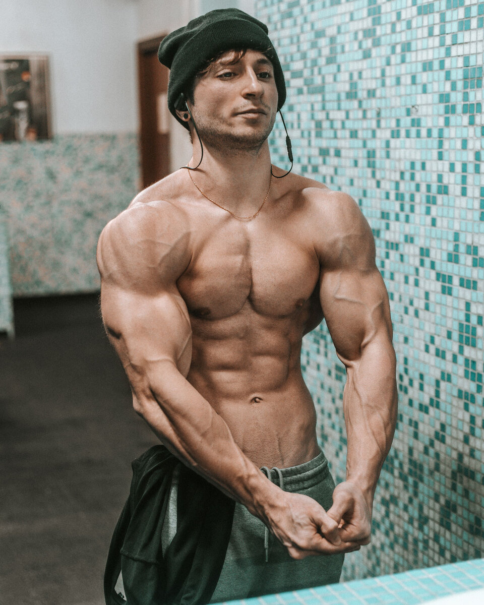 Andrea Larosa. Чемпион мира по workout. Тренируется только на турниках и брусьях более 10 лет.