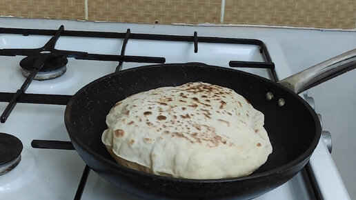 Видео рецепт вкусной турецкой лепешки на сковороде