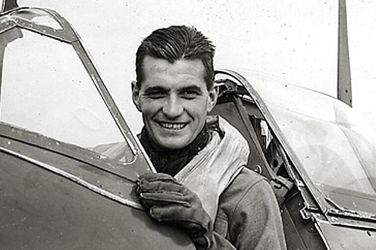 Джеймса Э.Джонсона в своём истребителе Spitfire Mk IX JE-J EN398. 