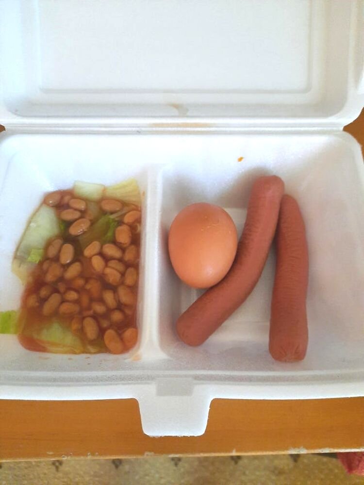 Источник: https://www.reddit.com/r/shittyfoodporn/comments/p6n12l/quarantine_facilities_have_the_best_shitty_food/