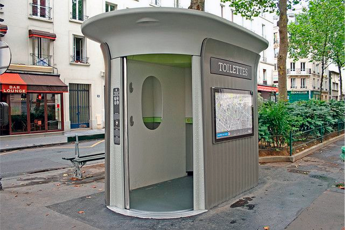 Туалет открытый мир читы. Уличный общественный туалет. Красивый уличный туалет. Автоматический уличный туалет. Современный уличный туалет.