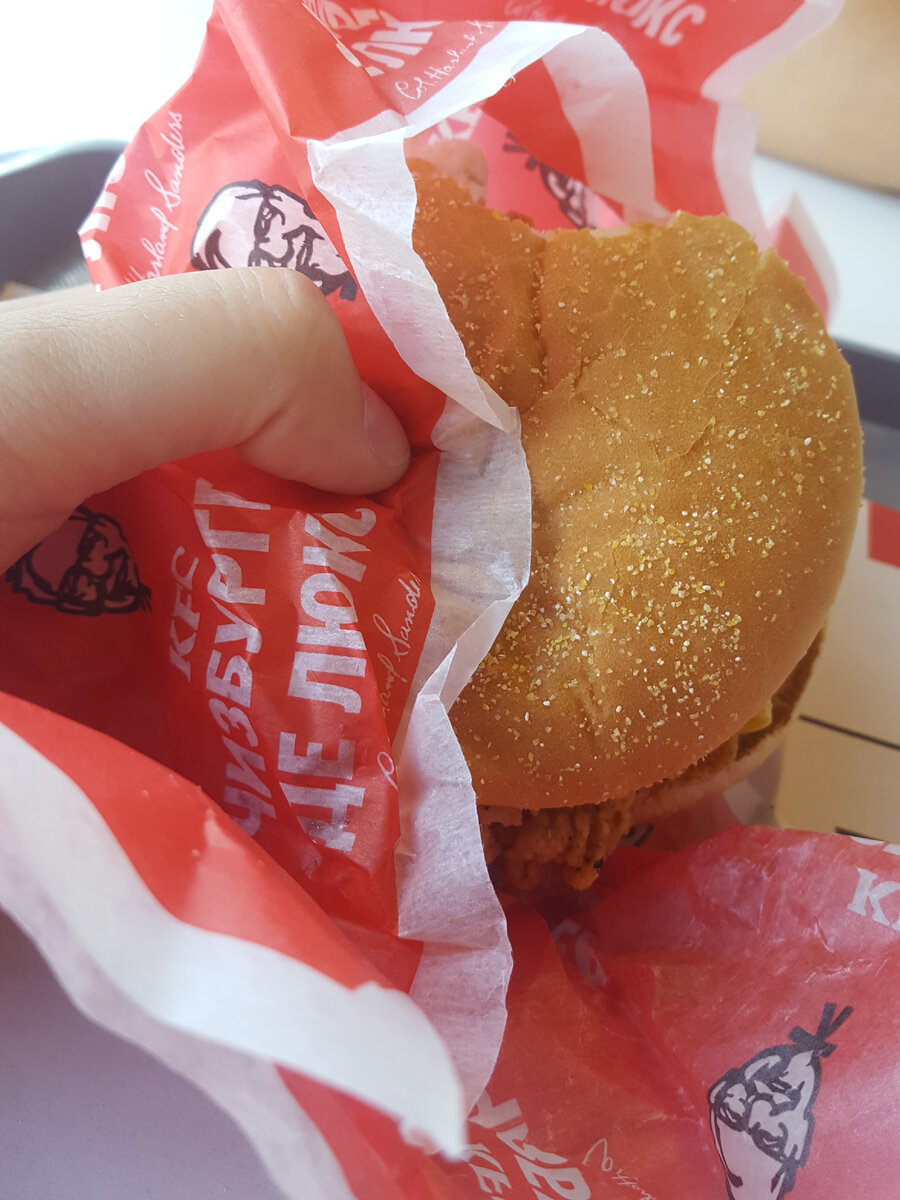 Вот такой сегодня был обед. За кадром 0.4 газировки