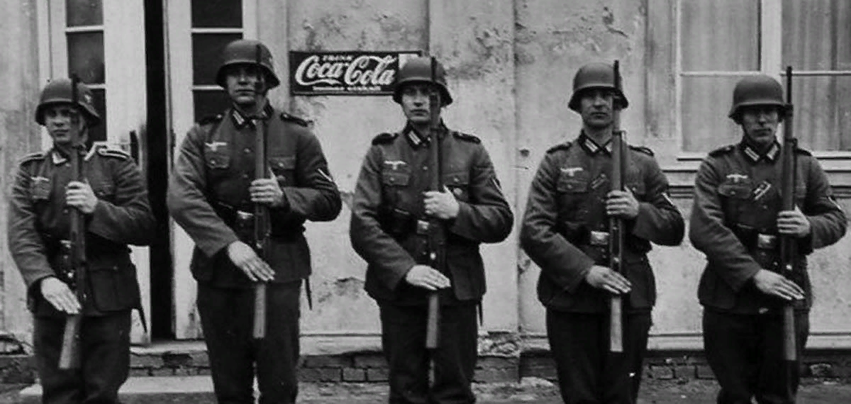 Солдаты Вермахта охраняют офис Coca-Cola в Берлине, 1941 год