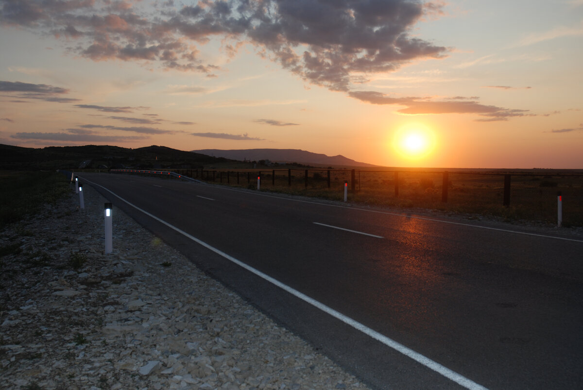Теперь такая дорога до самой вершины небольшой горы.