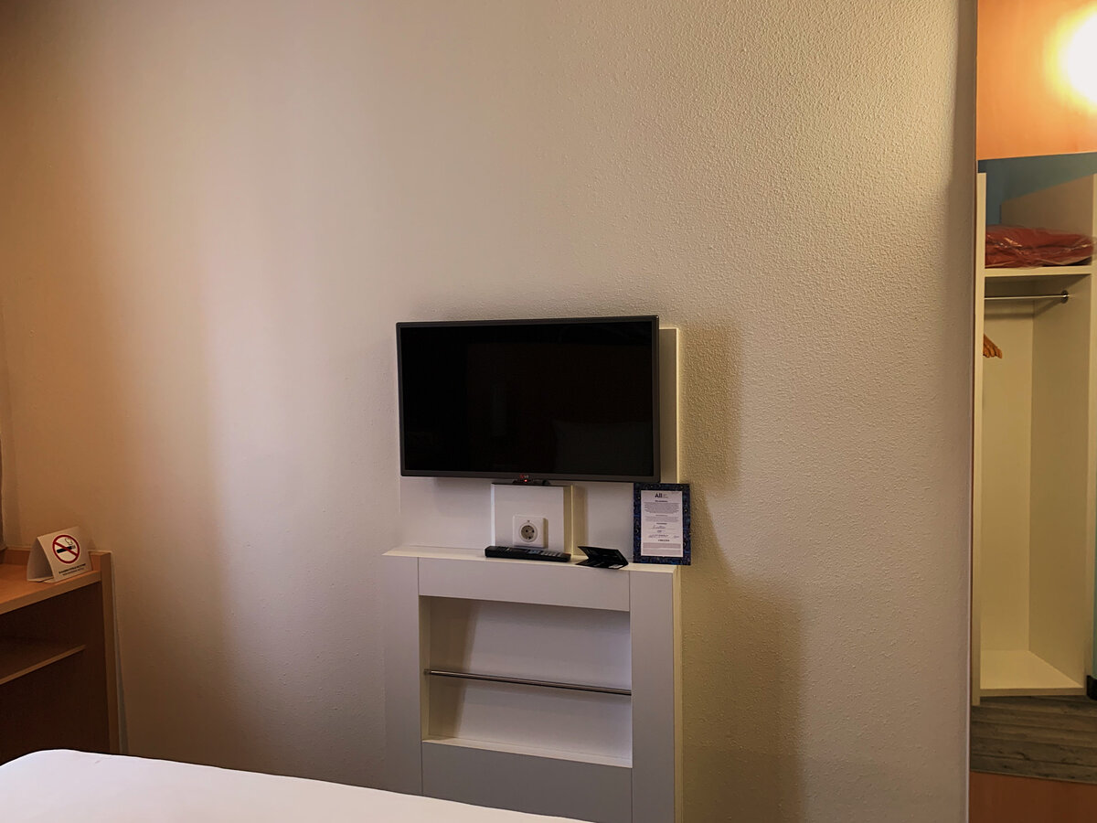 Небольшой телевизор