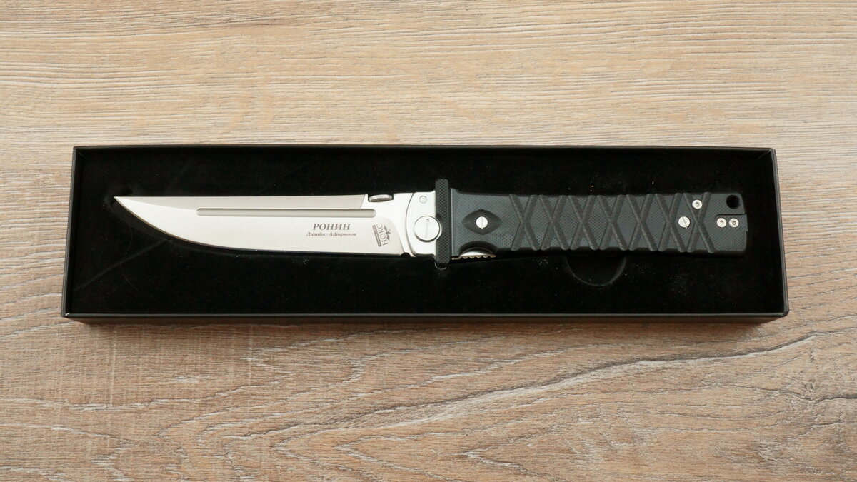 "Ронин" лежит в раскрытом виде