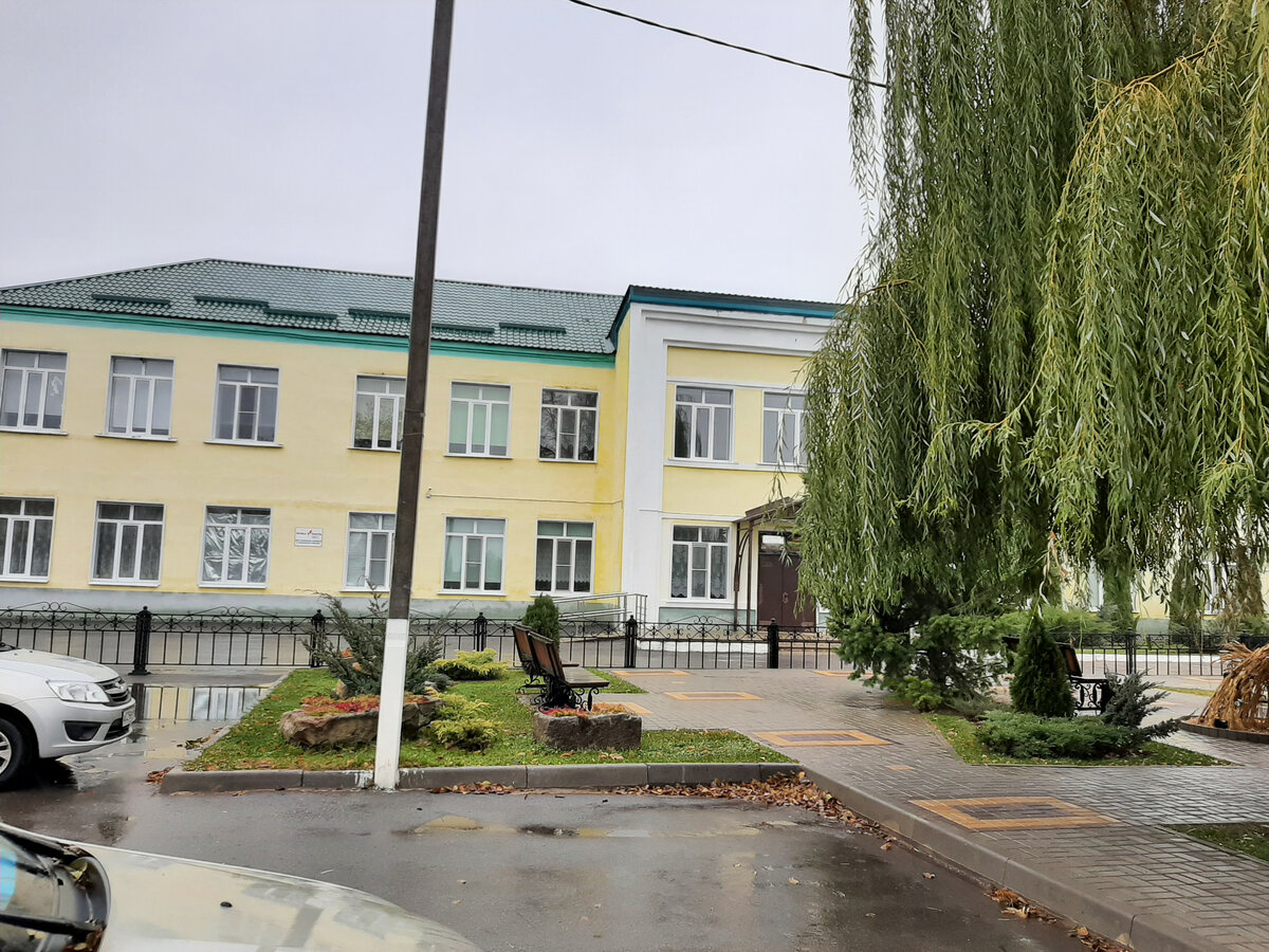 Школа, в которую ходит Сережа и Илюша.