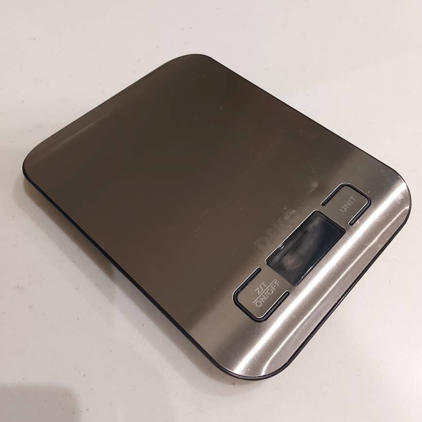 Кухонные весы. Не занимают много места. И времени на взвешивание тоже уходит не много