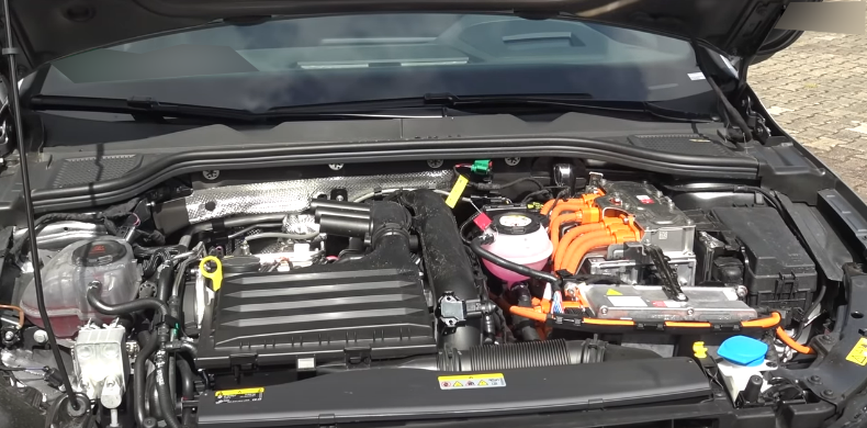 Подкапотное пространство у Volkswagen Golf GTE 2020 года